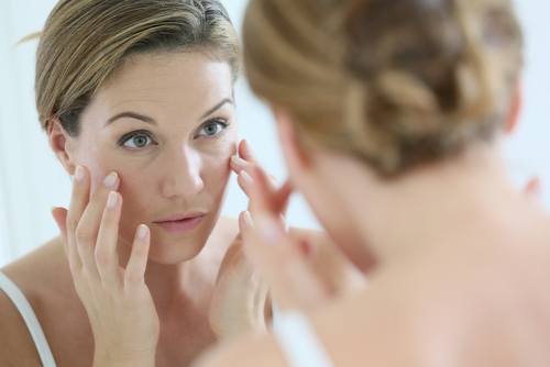 Middle-aged woman applying anti-aging cream-img-blog